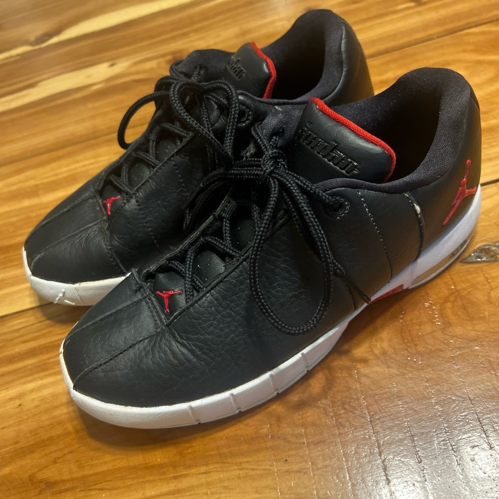Jordan TE 2 Low, Youth size 4.5, Black and Red ❤️🖤❤️🖤